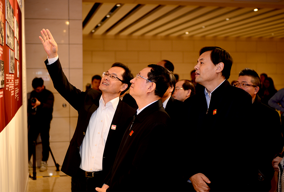 雒部长在李书记陪同下参观《中演60周年纪念回顾展》