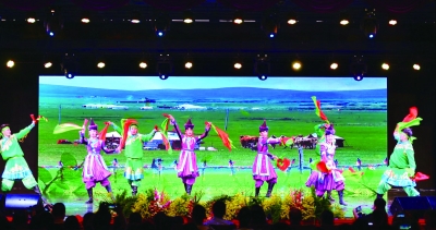 内蒙古自治区鄂托克前旗乌兰牧骑在泰国曼谷中国文化中心演出舞蹈《吉祥草原》
