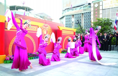 浙江省宁波市演艺集团在泰国曼谷唐人街演出舞蹈《云袖落花》