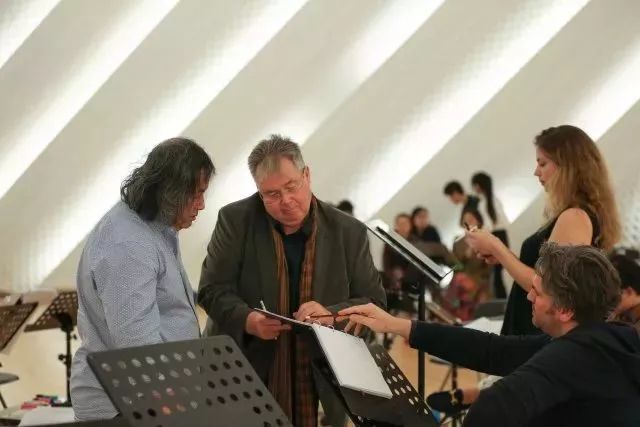 原创歌剧《马可•波罗》作曲为恩约特·施耐德（左二）在广州排练的资料照片