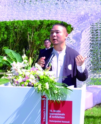 策展人李翔宁在开幕式上发言