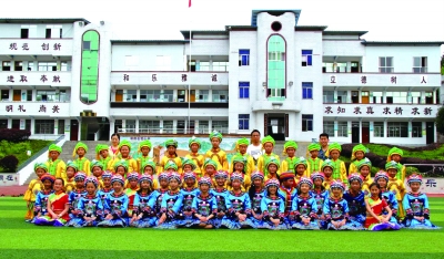 湖北宣恩椒园小学合唱团拍照留念。
