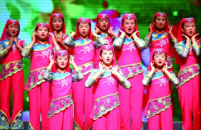 宁夏中宁县宽口井学校春蕾女童合唱团演唱《家乡的枸杞熟了》感动观众。