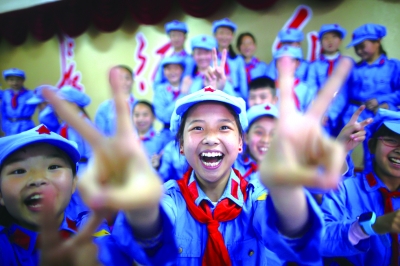江西兴国萧华红军小学小红星合唱团的小团员以红军传统为傲。
