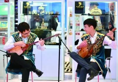 06哈萨克斯坦馆内两位艺术家现场演奏哈萨克民族传统乐器冬不拉