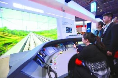 08观众在中国馆内体验复兴号高铁模拟驾驶