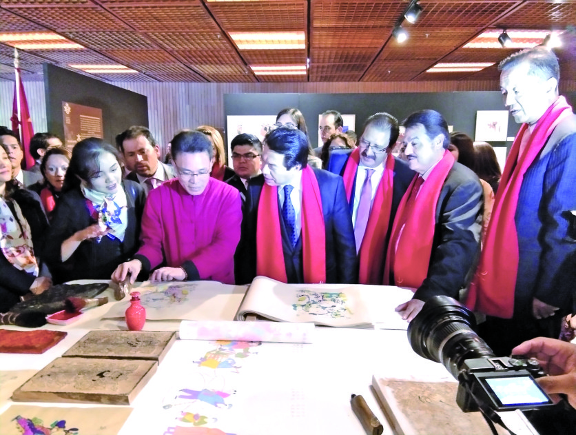 墨西哥众议院政治协商委员会主席德尔加多（右四）参与年画制作互动环节