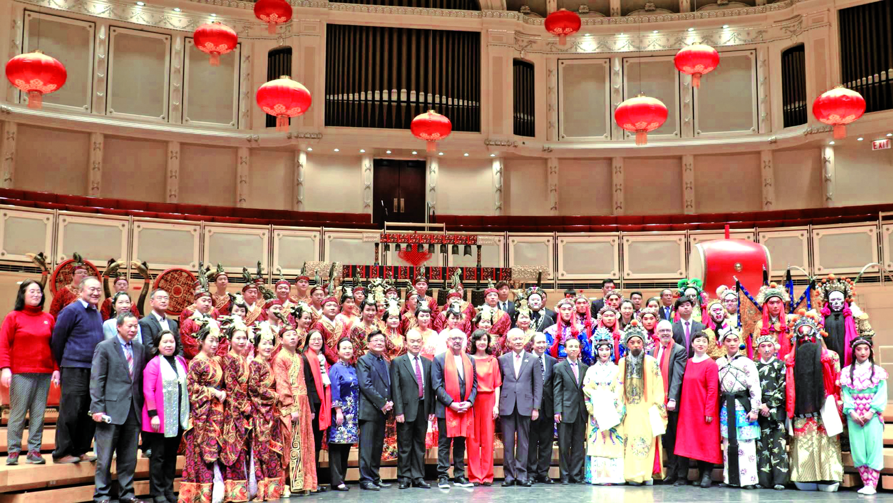 中国驻美大使崔天凯专程赴芝加哥观看国家京剧院一团与湖北省歌剧舞剧院编钟国乐团的演出，并与演职人员合影。